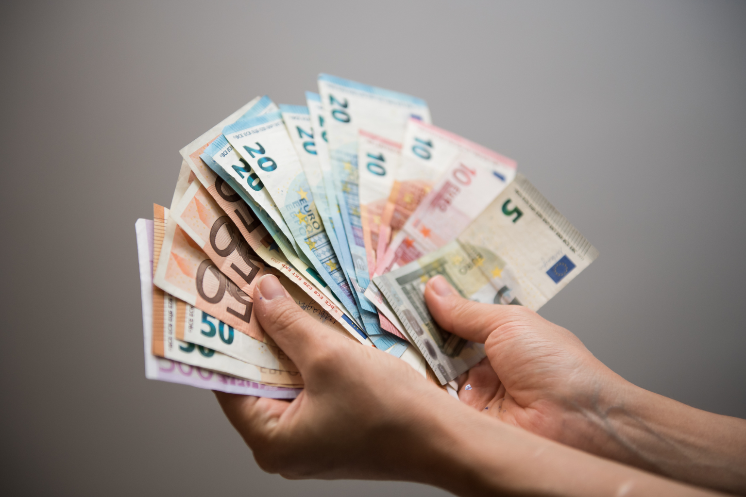 Mazzo di euro davanti a un bancomat